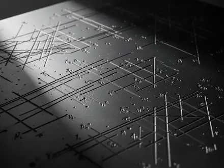 Abstrakte geometrische Muster und mathematische Gitterstrukturen auf einer dunklen Metalloberfläche bei dramatischem Licht. - Foto: über boerse-global.de