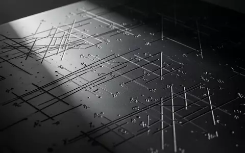 Abstrakte geometrische Muster und mathematische Gitterstrukturen auf einer dunklen Metalloberfläche bei dramatischem Licht. - Foto: über boerse-global.de