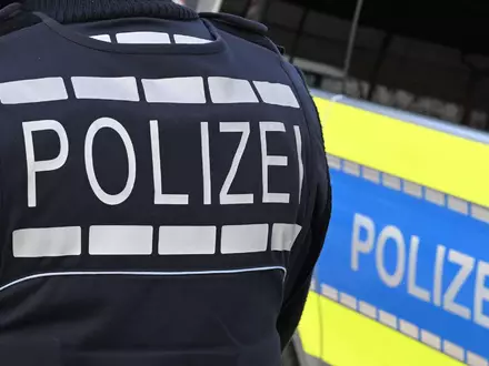 Die Suche nach zwei Verdächtigen läuft. (Symbolbild)  - Foto: Bernd Weißbrod/dpa