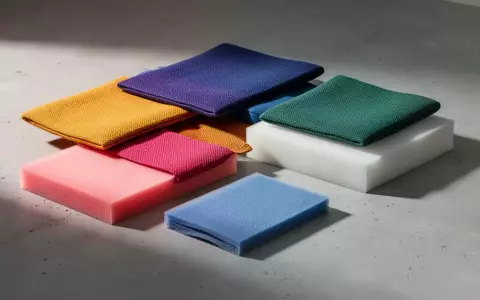 Eine Nahaufnahme von hochwertigen Textil- und Polstermaterialien in verschiedenen Farben auf einer neutralen Oberfläche. - Foto: über boerse-global.de