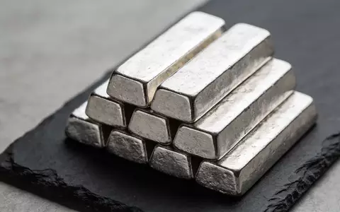Stapel aus silbernen Barren auf einer dunklen Schieferplatte bei natürlichem Licht. - Foto: über boerse-global.de