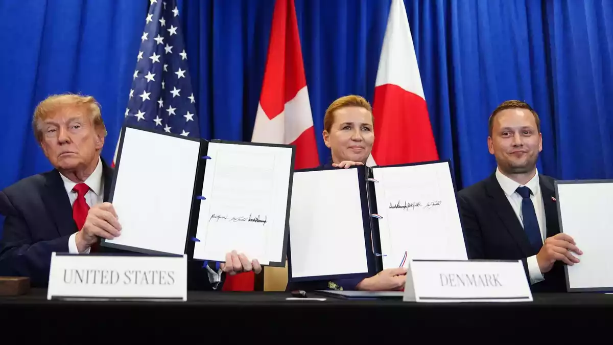Die Vertreter der USA, Dänemarks und Grönlands unterzeichneten in New York ein Abkommen.  - Bild: Julia Demaree Nikhinson/AP/dpa