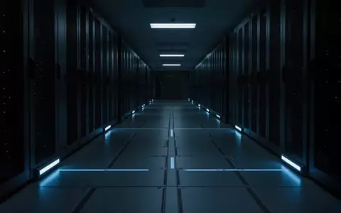 Ein dunkler, minimalistischer Flur in einem Serverraum, beleuchtet durch kühles blaues Notlicht. - Foto: über boerse-global.de