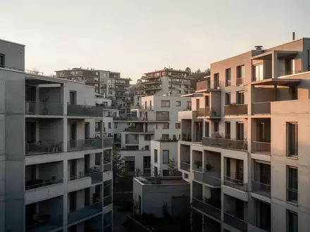 Moderne Wohnarchitektur in einem Zürcher Wohnviertel bei Sonnenlicht. - Foto: über boerse-global.de