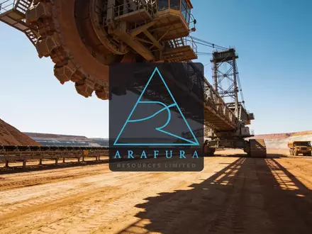 Große industrielle Bergbaustätte in einer sonnigen Wüstenlandschaft mit schwerem Gerät bei der Erschließung. - Foto: über boerse-global.de