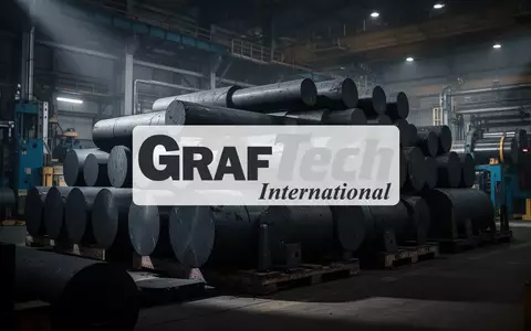 Industrielle Grafitelektroden in einer modernen Produktionsstätte bei atmosphärischer Beleuchtung - Foto: über boerse-global.de