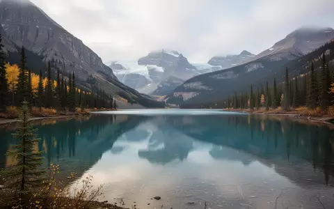 Eine weitläufige Berglandschaft mit einem klaren Gebirgssee und Nadelwäldern unter einem bewölkten Himmel in Kanada. - Foto: über boerse-global.de