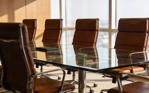 Ein leerer, moderner Konferenzraum mit einem großen Tisch und Stühlen in einer professionellen Büroumgebung. - Foto: über boerse-global.de