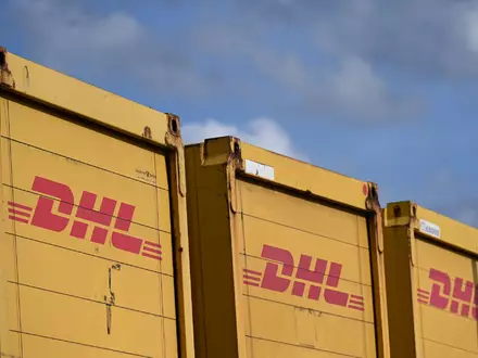 An dem DHL-Zustellzentrum läuft ein größerer Einsatz von Feuerwehr und Polizei. (Symbolbild) - Foto: Wolf von Dewitz/dpa