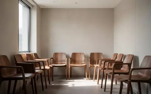 Ein leerer, modern gestalteter Wartebereich einer Arztpraxis mit neutralen Farben und natürlichem Lichteinfall. - Foto: über boerse-global.de