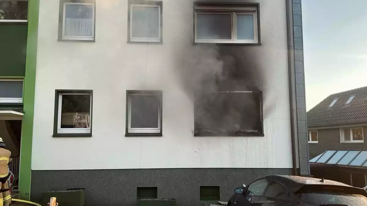 FW-E: Ausgedehnter Zimmerbrand in einem Mehrfamilienhaus - zwei Personen retten sich auf einen Balkon - Bild: presseportal.de