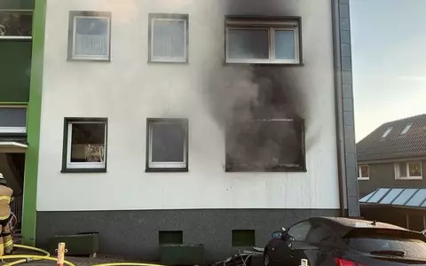 FW-E: Ausgedehnter Zimmerbrand in einem Mehrfamilienhaus - zwei Personen retten sich auf einen Balkon - Foto: presseportal.de
