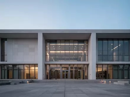 Modernes Verwaltungsgebäude mit schlichter Architektur in der Dämmerung. - Foto: über boerse-global.de