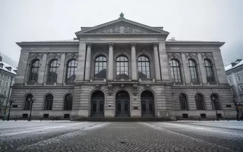 Ein historisches, imposantes Gerichtsgebäude in Innsbruck an einem bewölkten Wintertag. - Foto: über boerse-global.de