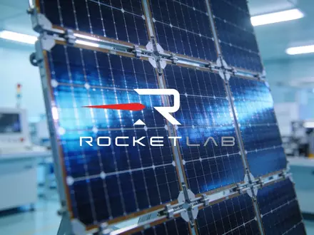Hochmoderne Photovoltaik-Technologie in einer industriellen Reinraumumgebung für die Luft- und Raumfahrt - Foto: über boerse-global.de