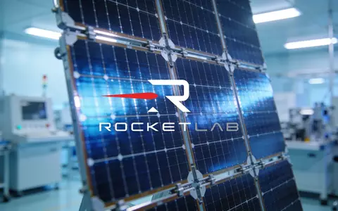 Hochmoderne Photovoltaik-Technologie in einer industriellen Reinraumumgebung für die Luft- und Raumfahrt - Foto: über boerse-global.de