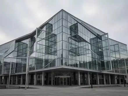 Moderne Architektur eines Regierungsgebäudes in Brüssel bei bewölktem Himmel. - Foto: über boerse-global.de