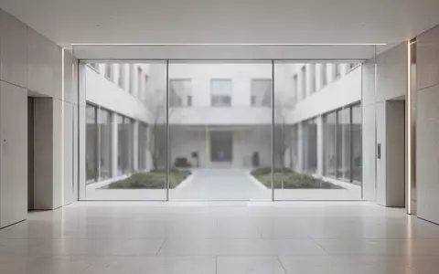Ein heller, moderner und minimalistischer Büroraum in einem öffentlichen Gebäude mit großen Fensterfronten. - Foto: über boerse-global.de