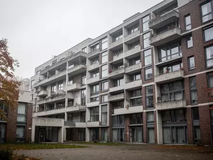 Ein moderner Wohnblock in Berlin bei bewölktem Himmel, der die städtische Immobilienlandschaft symbolisiert. - Foto: über boerse-global.de