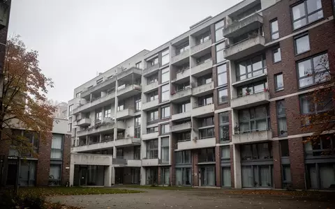 Ein moderner Wohnblock in Berlin bei bewölktem Himmel, der die städtische Immobilienlandschaft symbolisiert. - Foto: über boerse-global.de