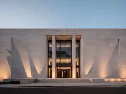 Ein minimalistisches modernes Gerichtsgebäude in der Abenddämmerung. - Foto: über boerse-global.de