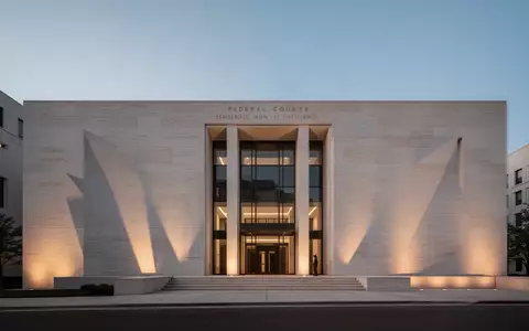 Ein minimalistisches modernes Gerichtsgebäude in der Abenddämmerung. - Foto: über boerse-global.de