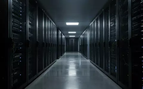 Ein moderner, minimalistischer Serverraum bei Nacht mit kühler Beleuchtung und glatten Metalloberflächen. - Foto: über boerse-global.de