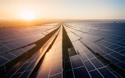 Moderne Solarpark-Anlage bei Sonnenaufgang als Symbol für Investitionen in erneuerbare Energien. - Foto: über boerse-global.de