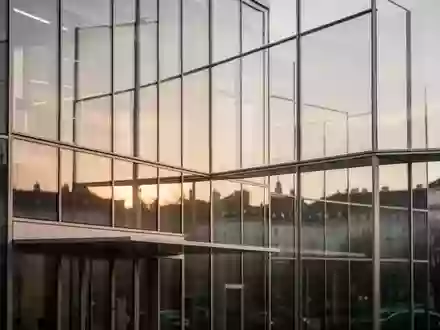 Moderne Glas- und Stahlfassade eines Forschungsgebäudes bei Sonnenuntergang in Wien. - Foto: über boerse-global.de