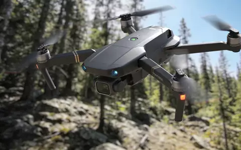 Eine technologisch fortschrittliche Drohne fliegt über ein unwegsames Waldgebiet zur Demonstration autonomer Navigation. - Foto: über boerse-global.de