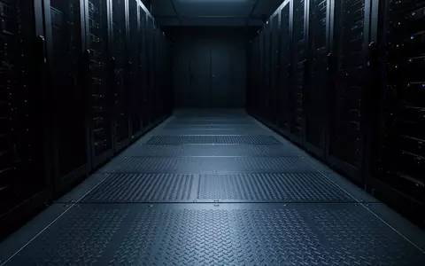 Dunkler, minimalistischer Serverraum mit metallischen Bodenplatten und diskreter blauer Beleuchtung. - Foto: über boerse-global.de