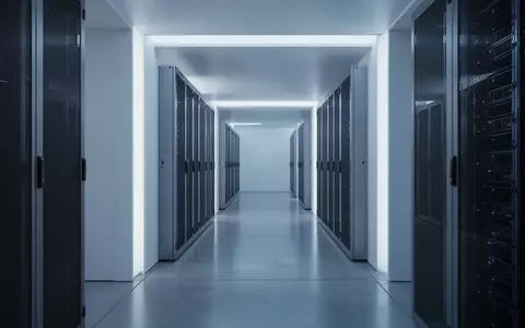 Ein minimalistischer, modern beleuchteter Serverraum mit klaren architektonischen Linien und blauem Umgebungslicht. - Foto: über boerse-global.de