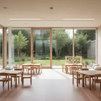 Heller, moderner Innenraum einer Kindertagesstätte mit hellem Holz und Blick in einen grünen Garten. - Foto: über boerse-global.de