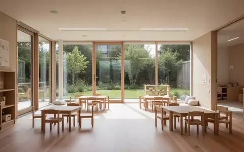 Heller, moderner Innenraum einer Kindertagesstätte mit hellem Holz und Blick in einen grünen Garten. - Foto: über boerse-global.de
