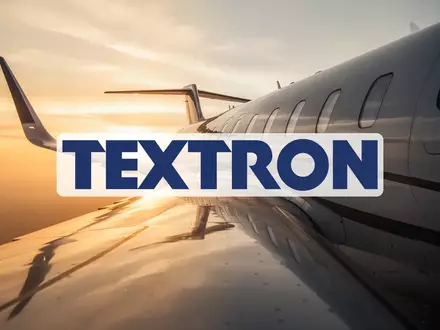 Tragfläche eines modernen Privatjets bei Sonnenuntergang vor einem weiten Himmel als Symbol für die Luftfahrtindustrie. - Foto: über boerse-global.de