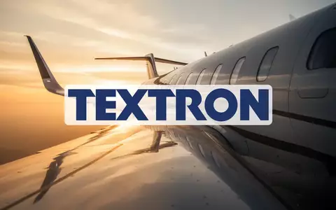 Tragfläche eines modernen Privatjets bei Sonnenuntergang vor einem weiten Himmel als Symbol für die Luftfahrtindustrie. - Foto: über boerse-global.de