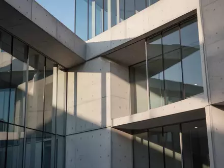 Moderne architektonische Fassadengestaltung eines Bürogebäudes bei Tageslicht. - Foto: über boerse-global.de