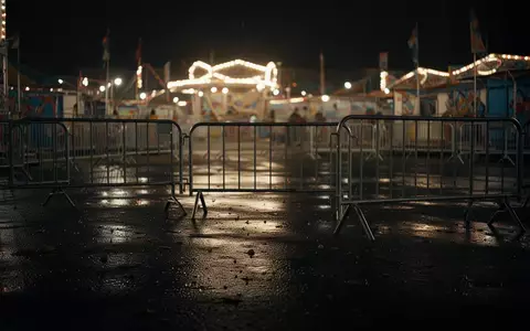 Absperrungen auf dem nächtlichen Gelände des Oktoberfests bei gedimmter Beleuchtung. - Foto: über boerse-global.de