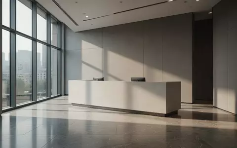 Moderner, leerer Empfangsbereich in einem Bürogebäude mit poliertem Boden und natürlichem Lichteinfall. - Foto: über boerse-global.de