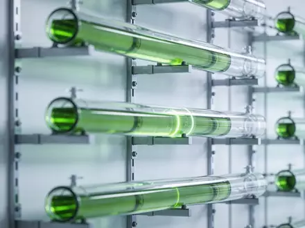Modernes Labor für Wasserstofftechnologie mit Glasrohren und grüner Flüssigkeit in einer industriellen Umgebung. - Foto: über boerse-global.de
