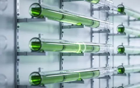 Modernes Labor für Wasserstofftechnologie mit Glasrohren und grüner Flüssigkeit in einer industriellen Umgebung. - Foto: über boerse-global.de