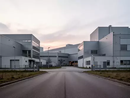 Moderne Industriegebäude in einem Augsburger Gewerbegebiet in der Morgendämmerung ohne sichtbare Beschriftungen. - Foto: über boerse-global.de