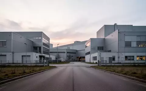 Moderne Industriegebäude in einem Augsburger Gewerbegebiet in der Morgendämmerung ohne sichtbare Beschriftungen. - Foto: über boerse-global.de