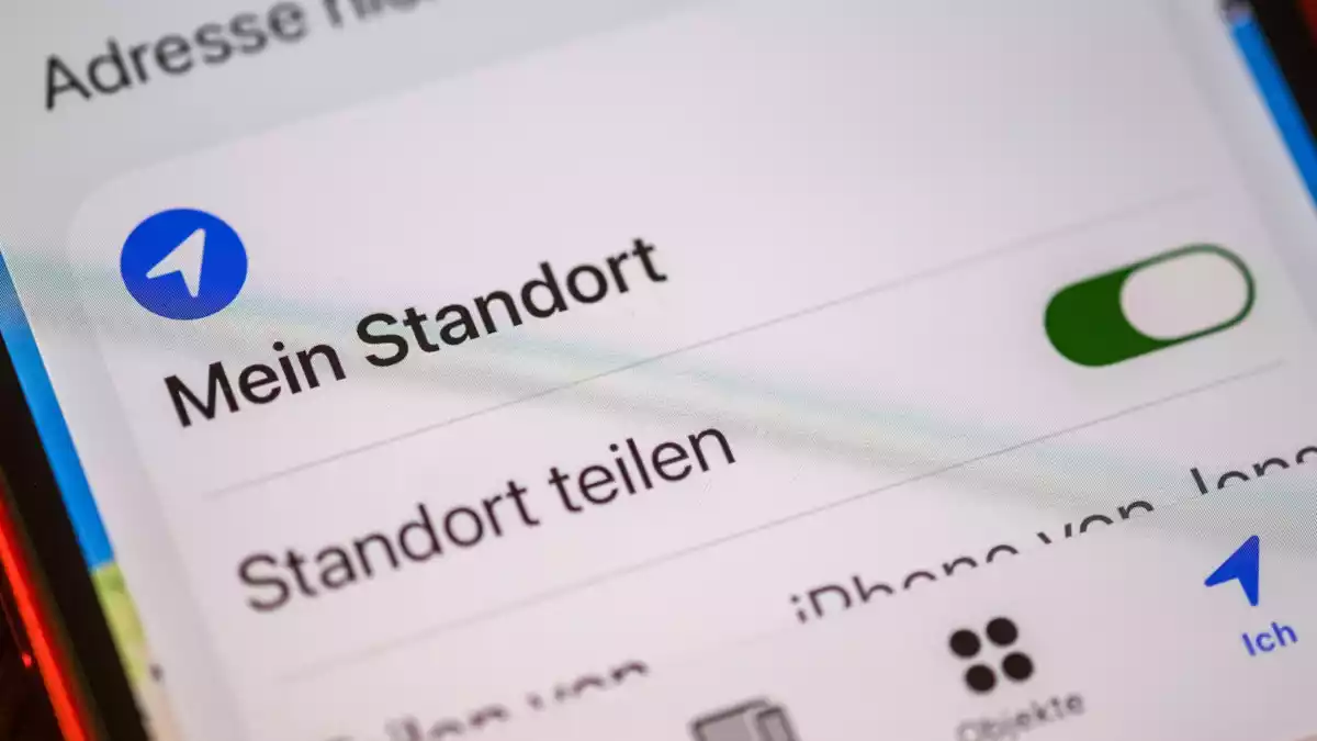 Freunde und Familie können den Live-Standort verfolgen und wissen, dass man gut angekommen ist. (Symbolbild) - Bild: Jens Kalaene/dpa