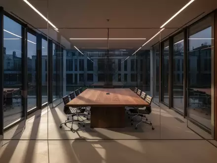 Ein leerer, modern eingerichteter Konferenzraum in einem Bürogebäude mit klaren architektonischen Linien und natürlichem Licht. - Foto: über boerse-global.de