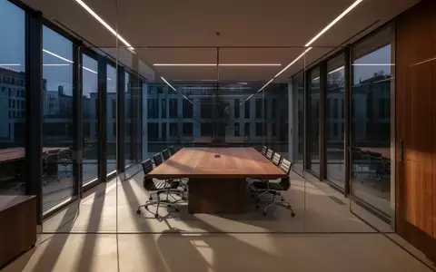 Ein leerer, modern eingerichteter Konferenzraum in einem Bürogebäude mit klaren architektonischen Linien und natürlichem Licht. - Foto: über boerse-global.de