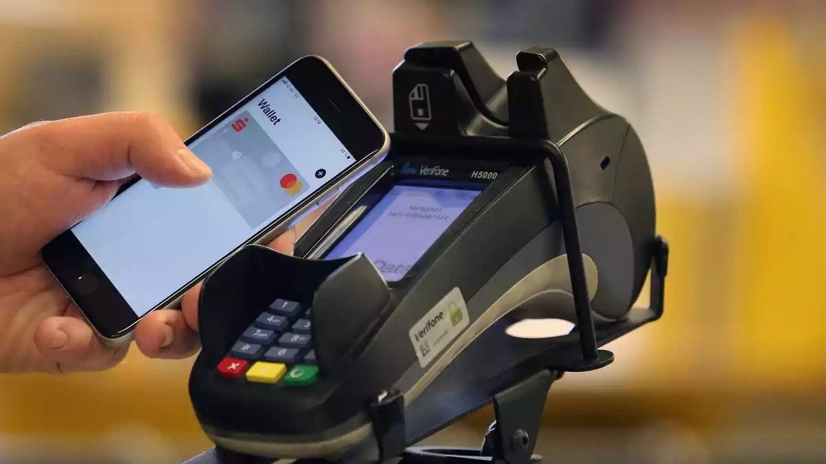 Die Deutschen zahlen immer öfter digital per Smartphone oder Karte. (Symbolbild) - Bild: Karl-Josef Hildenbrand/dpa/dpa-tmn