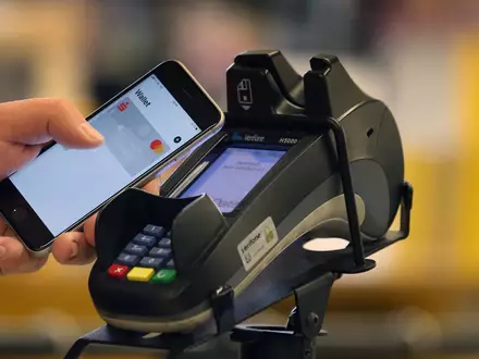 Die Deutschen zahlen immer öfter digital per Smartphone oder Karte. (Symbolbild) - Foto: Karl-Josef Hildenbrand/dpa/dpa-tmn
