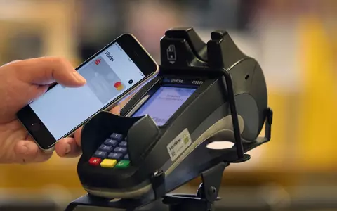Die Deutschen zahlen immer öfter digital per Smartphone oder Karte. (Symbolbild) - Foto: Karl-Josef Hildenbrand/dpa/dpa-tmn