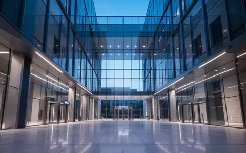 Moderne, minimalistische Architektur eines Bankgebäudes mit klaren geometrischen Linien und kühler Beleuchtung. - Foto: über boerse-global.de